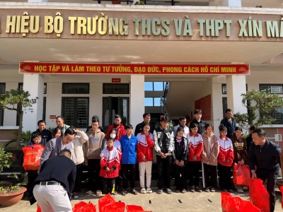 TRƯỜNG THCS VÀ THPT XIN MẦN TRAO QUÀ TẾT CHO HỌC SINH CÓ HOÀN CẢNH KHÓ KHĂN